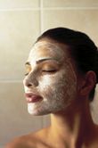 Una mujer con mascarilla facial