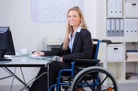 Persona con discapacidad accediendo a su equipo informático
