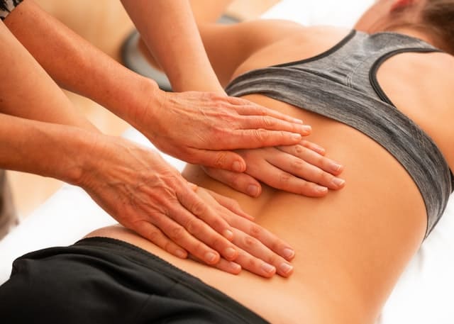 Una persona recibiendo fisioterapia