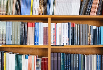 Biblioteca con documentos y publicaciones