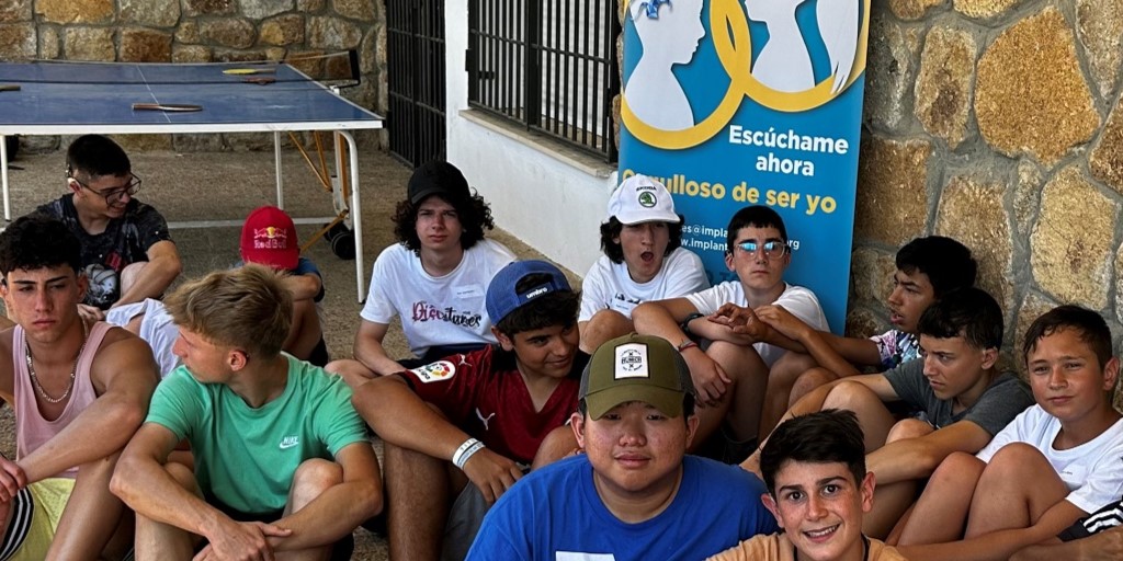 chicos del campamento posando para una foto