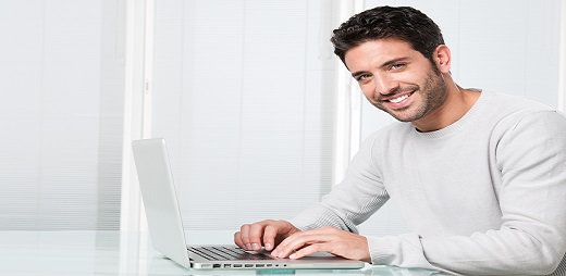 Un joven con capacidades diferentes con un ordenador portatil