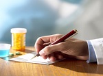 discapacidades Capacidades diferentes. Una mano de un médico escribiendo una receta de un medicamento