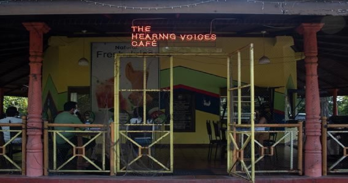 El cartel con letras rojas de neón del 'El café de las voces', de Dora García, que se expone en la VIII Bienal de Arte Contemporáneo de Fundación ONCE