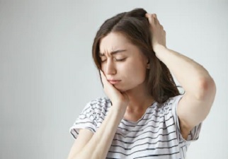 Una persona que sufre cefaleas crónicas continuas