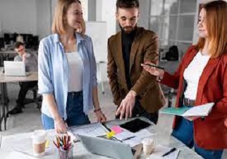 Un grupo de personas en una reunión laboral y conversando