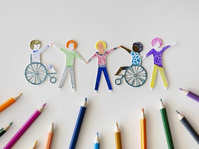 dibujos de personas con diferentes grados de discapacidad junto a unos lápices