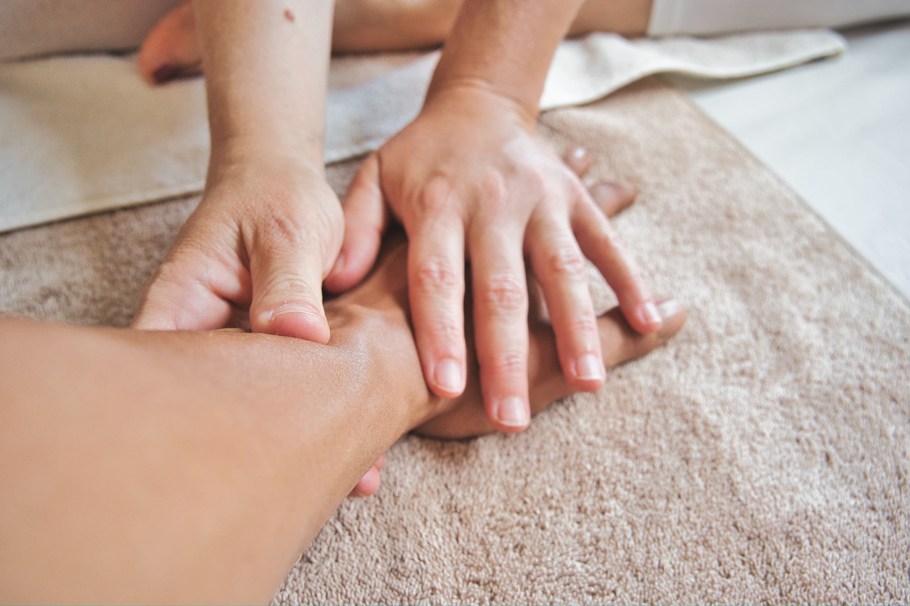 masaje de manos a persona con artrosis