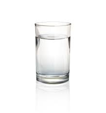 Un vaso de cristal con agua