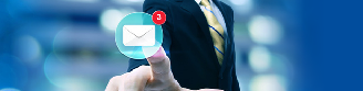 Una personas accediendo a enviar un correo en internet