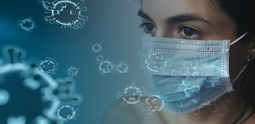 Una mujer protegiéndose del virus con una mascarilla