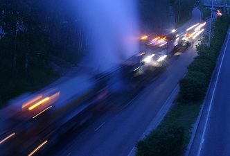 Vehículos circulando de noche