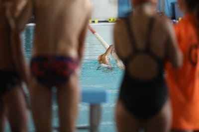 niños practicando natación