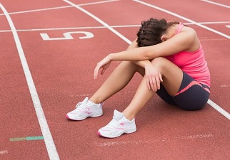 Una joven sentada en la pista pensando