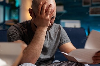 Una persona leyendo una carta con trastornos de depresión