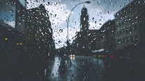 Una foto simbólica de una ciudad bajo la lluvia en representación de la depresión