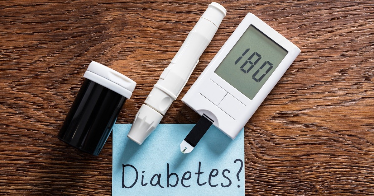 aparece un medidor de glucosa, un inyectable para diabéticos y un posit donde pone "Diabetes".