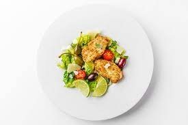 Plato de comida, con pescasdo y ensalada, una dieta equilibrada