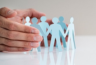 Una mano con siluetas personas de papel