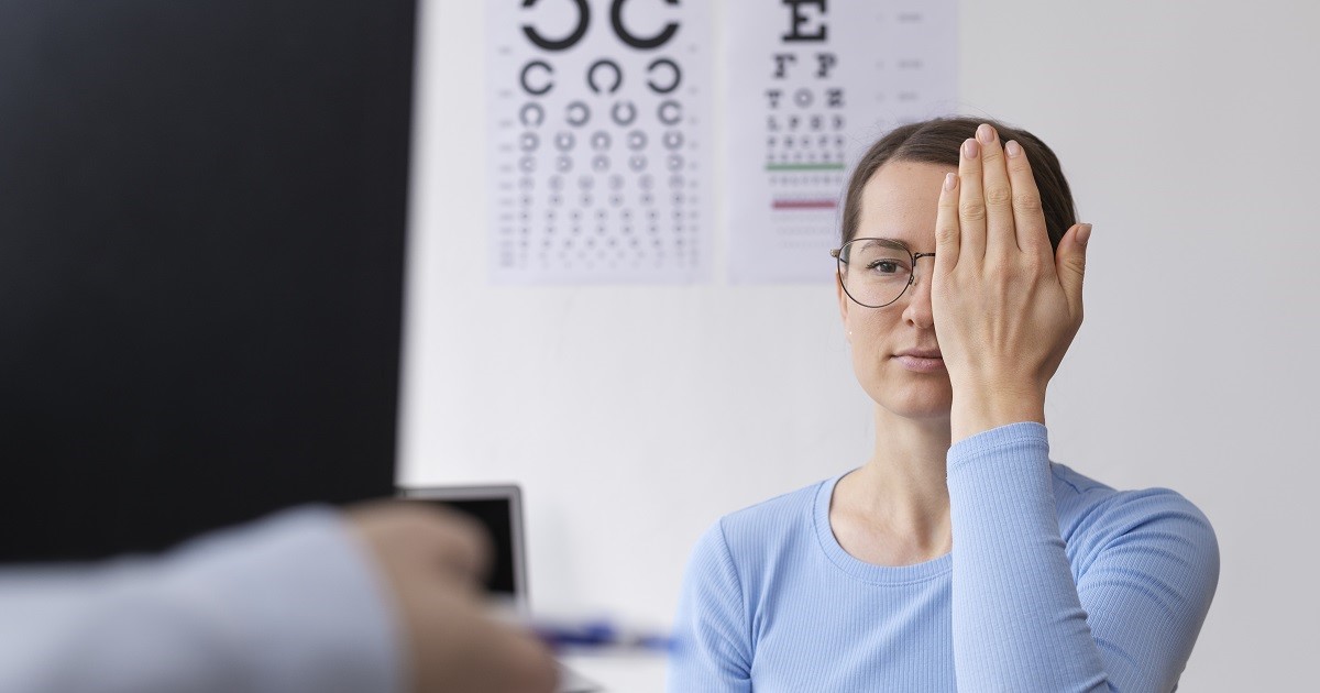 doctor probando la vista del paciente posible enfermedad de la vista