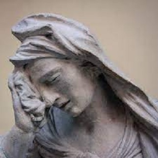 Una estatua representando una persona con dolor de cabeza