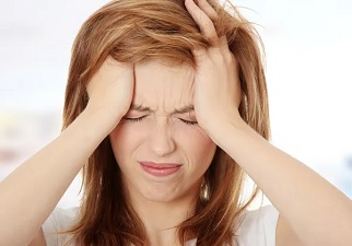 Una persona con un fuerte dolor de cabeza por las tensión que tiene
