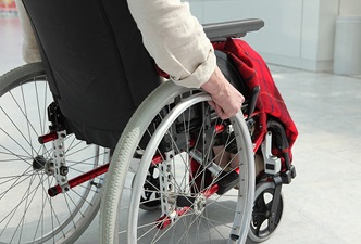 Una joven sentada en su silla de ruedas. Accesibilidad urbana