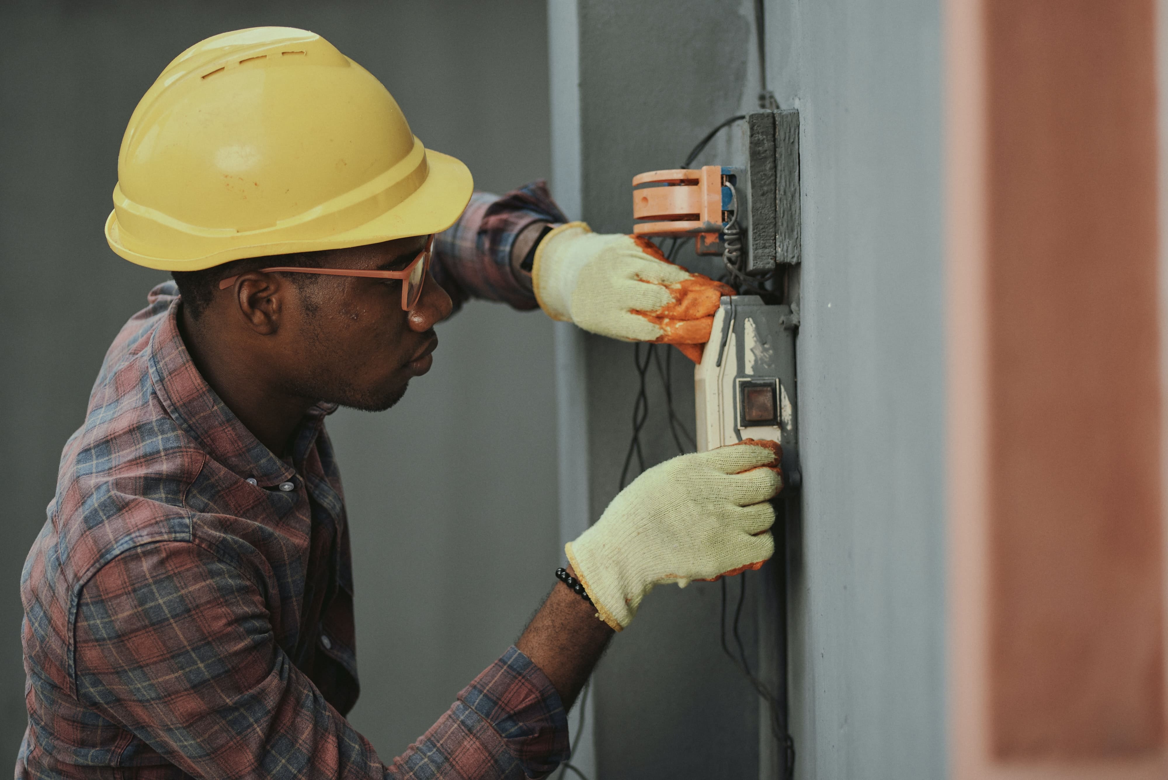 trabajador en un lugar de trabajo seguro