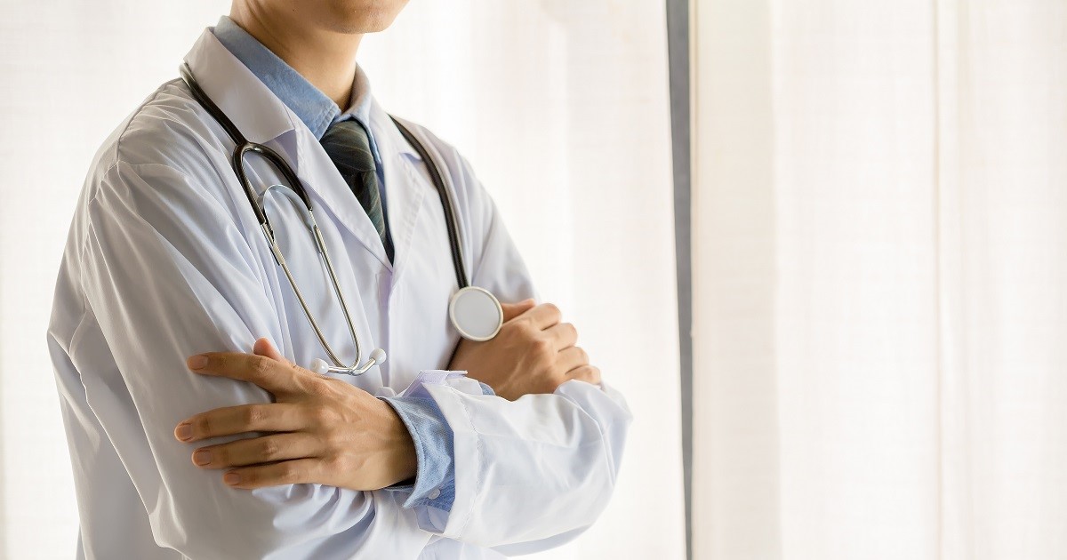 aparece un doctor cruzado de manos. Enfermedades metabólicas