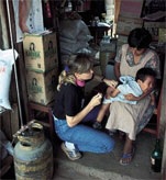 Una doctora vacunando a un niño de alguna enfermedad endémica