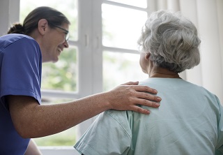 enfermera cuidando a una anciana