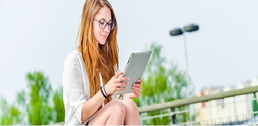 Una joven con una tablet, alumna del sistema educativo: bachillerato