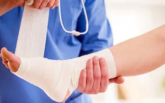 Una persona que ha sufrido un esguince y se lo esta tratando un médico