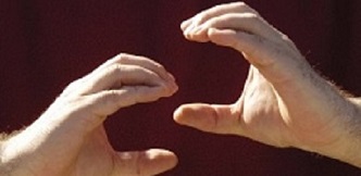 Una persona haciendo el símbolo de Lengua de Signos