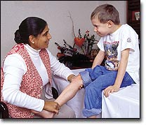 Una doctora atentiendo a un niño por un problema en una pierna