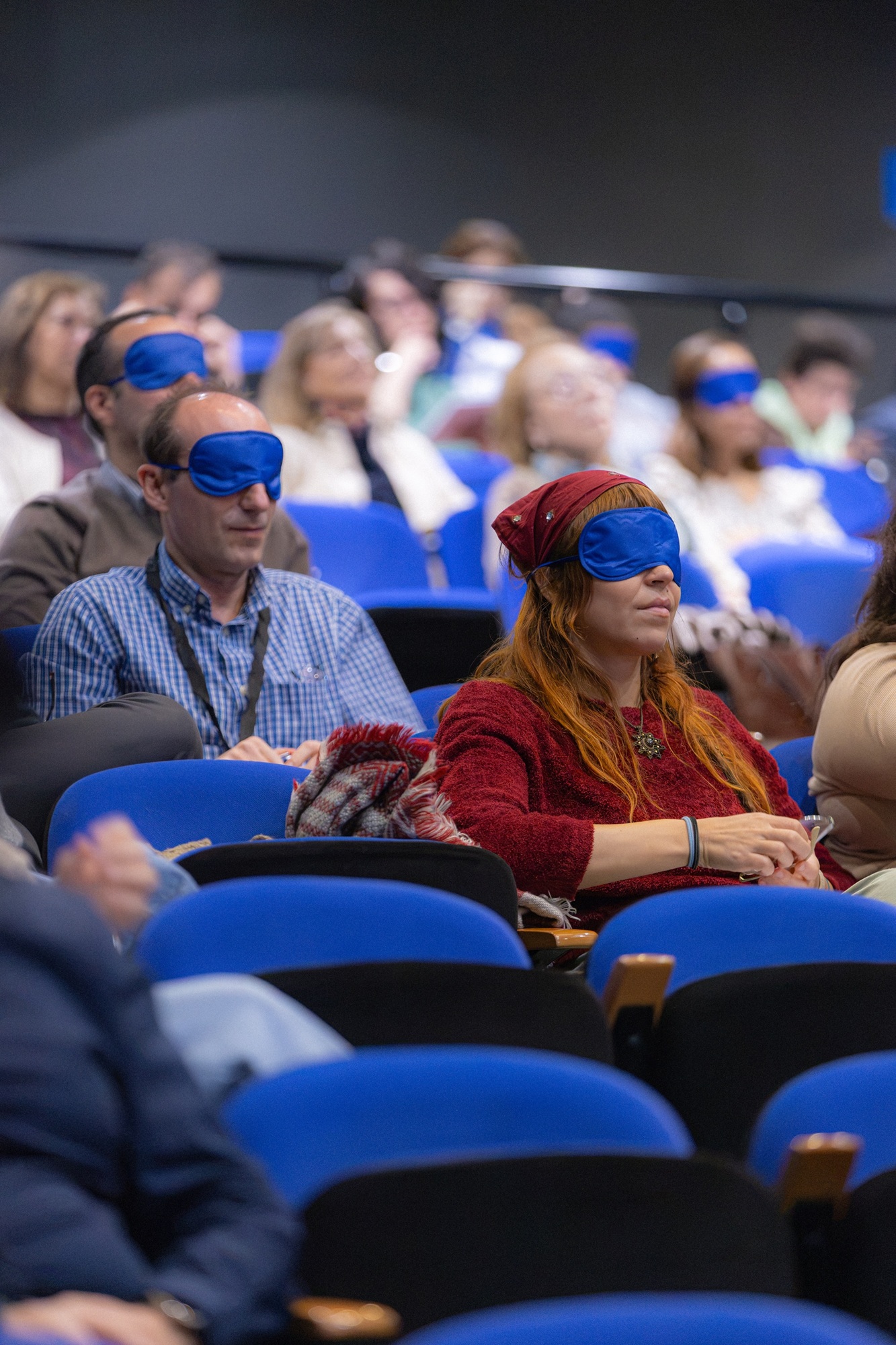 experiencia inmersiva en las jornadas de accesibilidad: personas del público con con antifaces