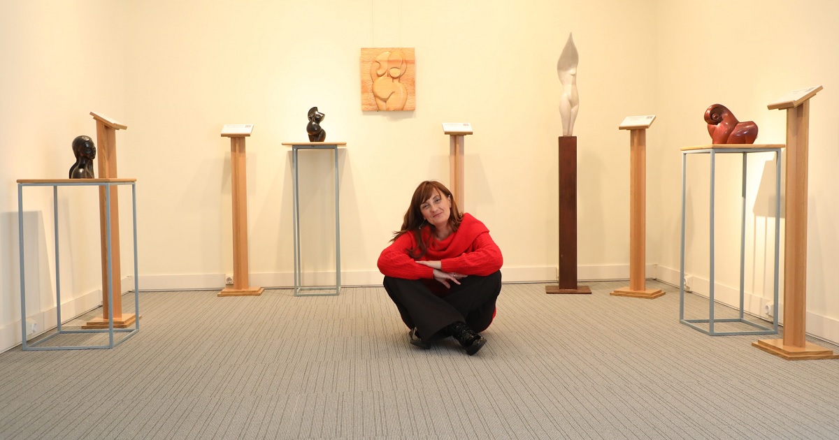 La escultora Fátima Cortés con parte de su exposición ‘Paradas en el camino’ en el Museo Tiflológico de la ONCE