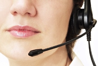 Teleoperadora tendiendo a una Faq