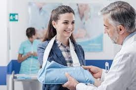 Una mujer con una fractura es atendida por su médico