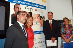 La exministra de Sanidad junto a otros expertos en la presentación del Folleto informativo de la Gripe A en la Comunidad de Madrid