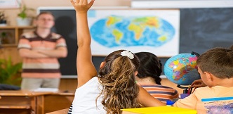 Estudiantes en un aula junto al profesor
