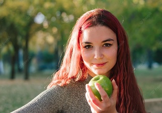 Guía alimentacion y nutricion, una joven con una manzana