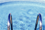 Escaleras de una piscina donde se practica Hidroterapia