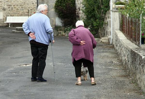 Dos personas mayores que necesitan higiene y cuidados del adulto mayor
