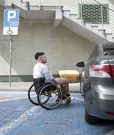 persona con movilidad reducida subiéndose a su vehículo