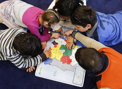 estudiantes ciegos tocando un mapa