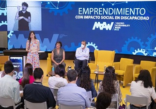 Otro momento de la inauguración de la MAW 2022 en la que se ve a los directores del máster hablando frente al público