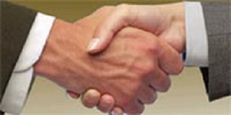Dos manos estrechandose entre si porque han recibido Incentivos por la contratación de empleados