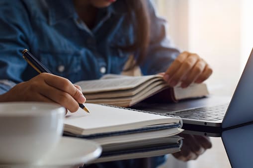 Mujer escribiendo un libro