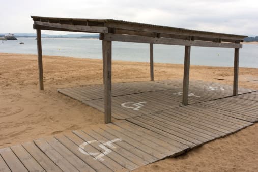 Parking de silla de ruedas en la playa